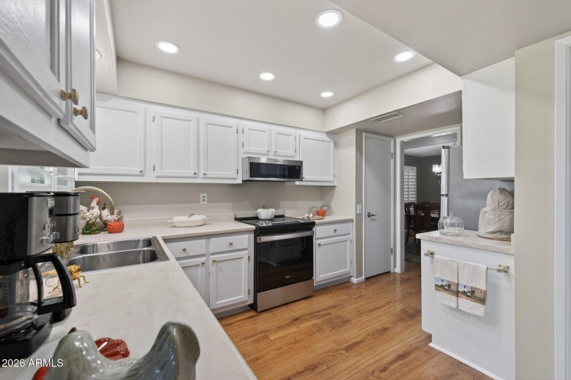14)KITCHEN