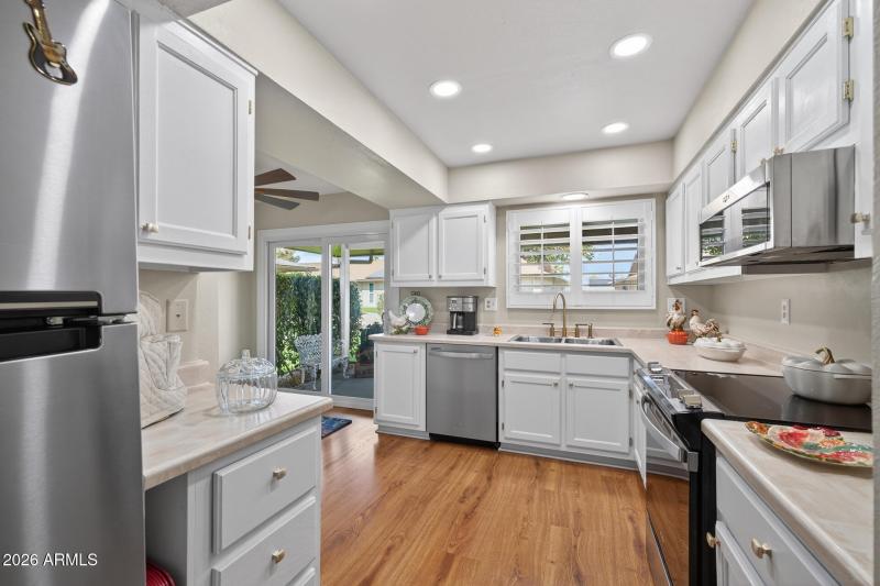 15)KITCHEN