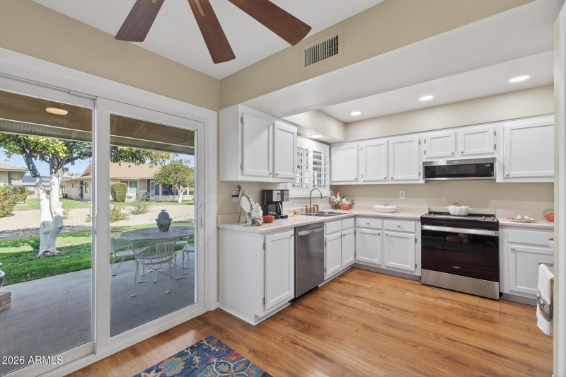 16)KITCHEN