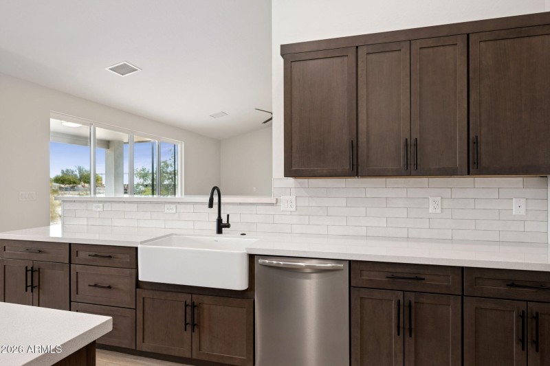 15-web-or-mls-20122-w-hazelwood-st