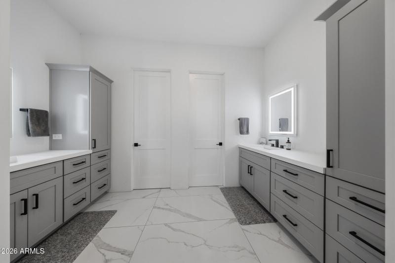 Master bath, his & Hers