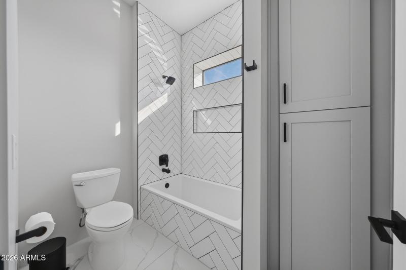 Tub/shower in Jack & Jill bath