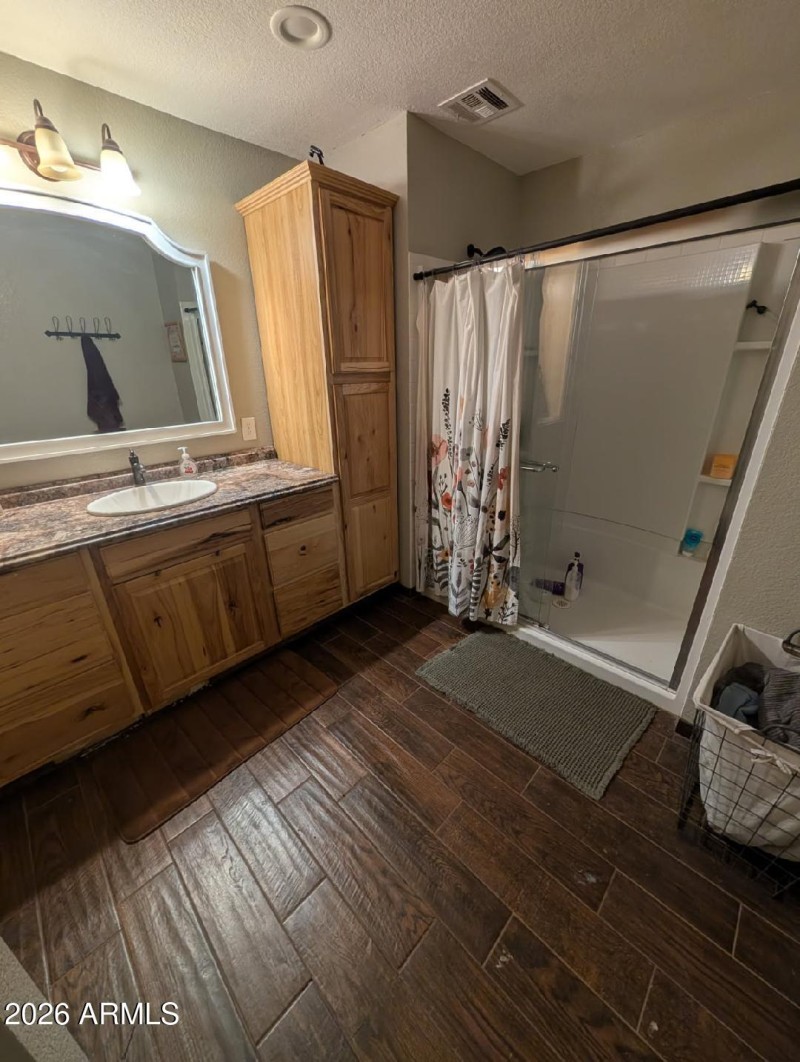 Bath/Walk-in Shower