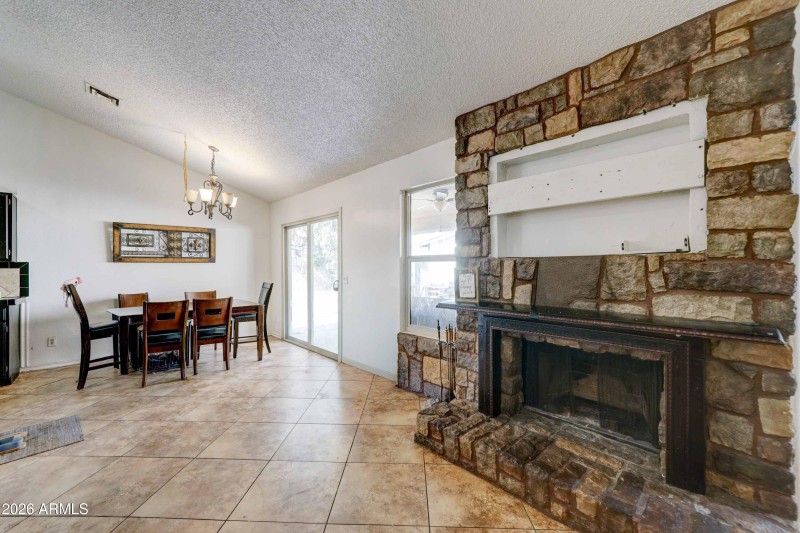 10002 W Mariposa St-11