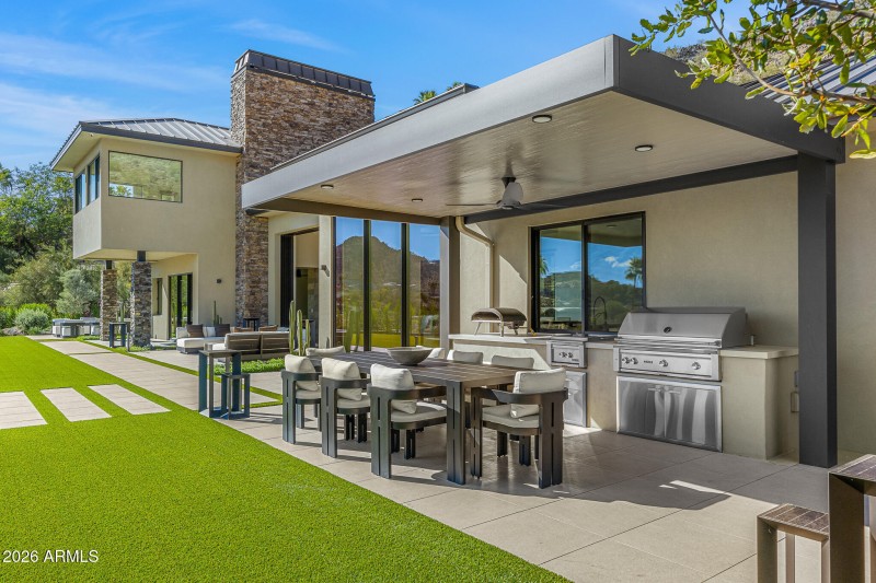 57outdoor dining