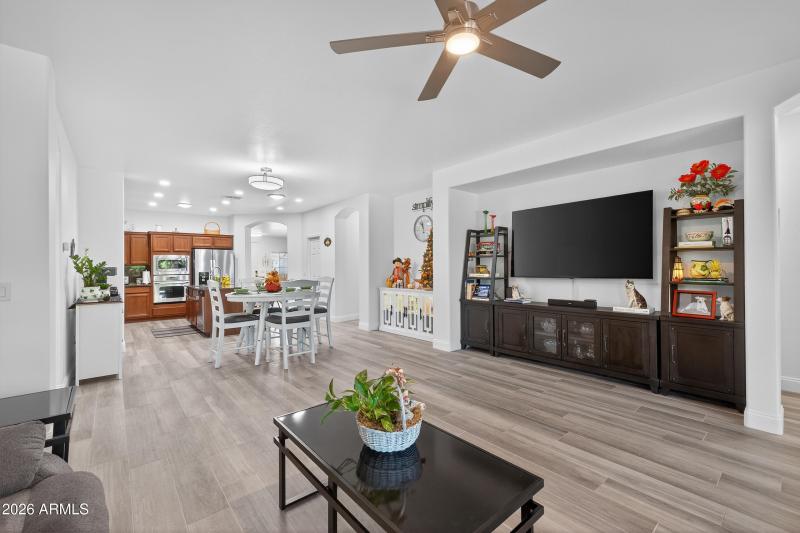 16)FAMILY ROOM