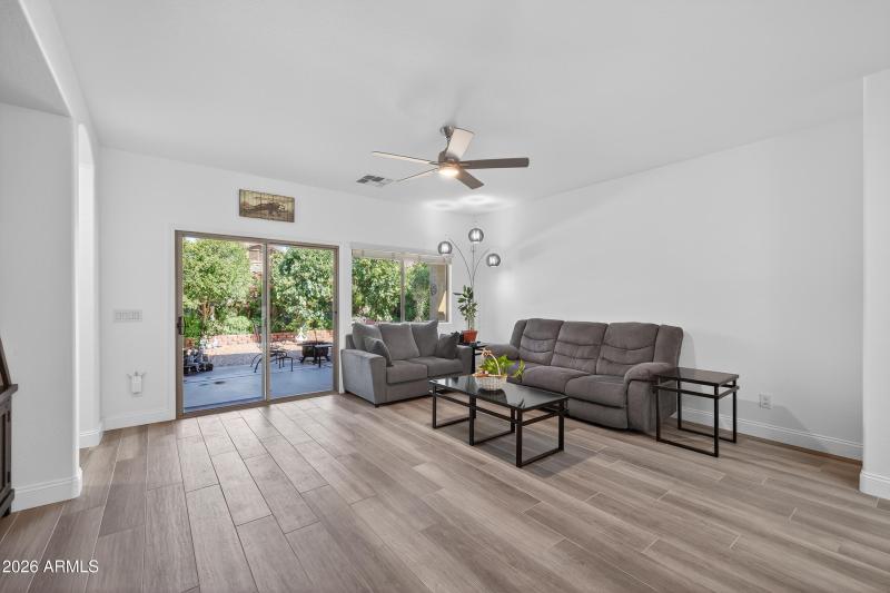17)FAMILY ROOM