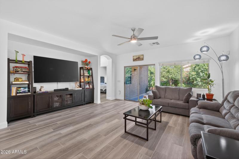 18)FAMILY ROOM