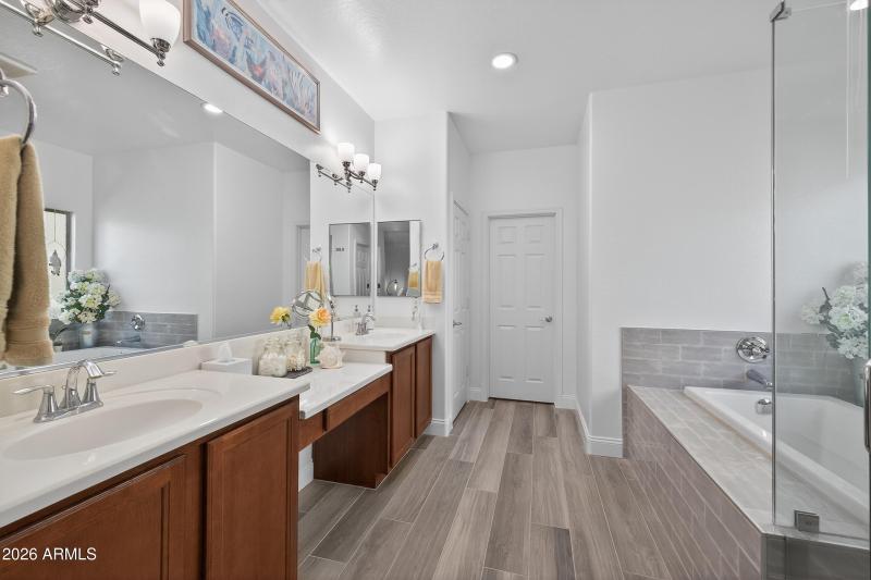 21)PRIMARY BATH