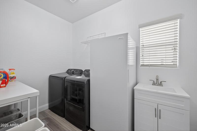 28)LAUNDRY ROOM