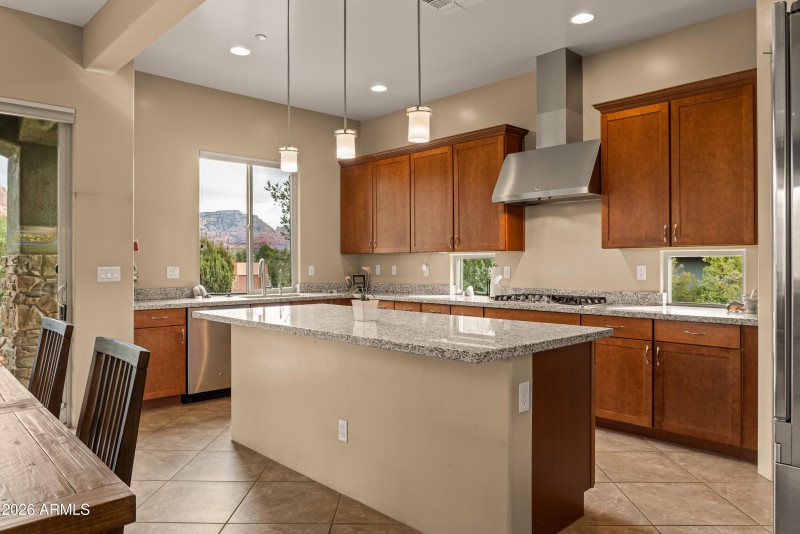Kitchen w island