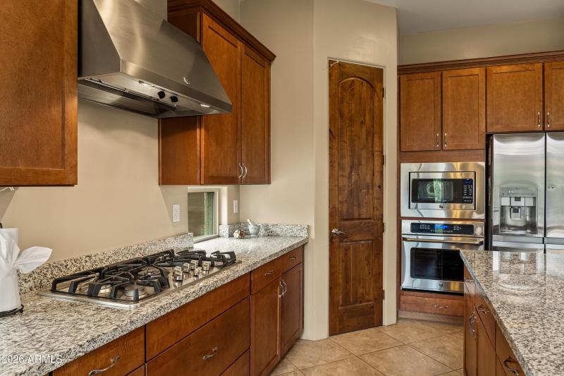 Kitchen w gas cooktop & wall oven