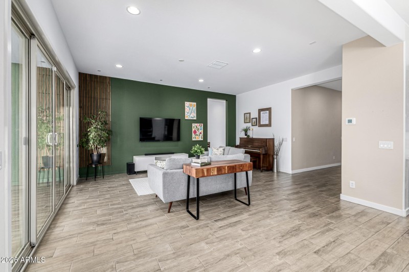 High Ceilings & Lots of natural Light