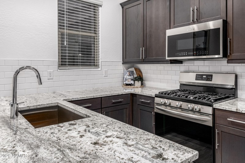 Gas Cooktop & Granite Counters