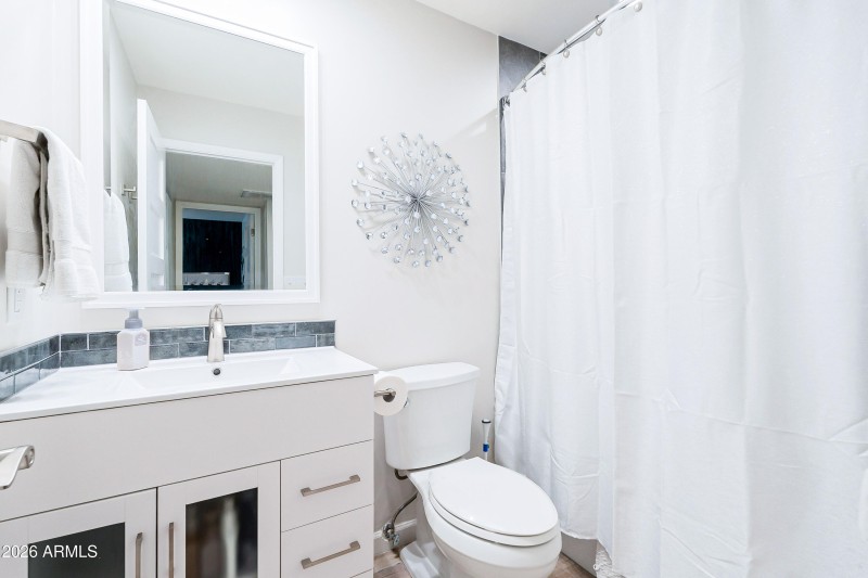 19_Upstairs Full Bathroom