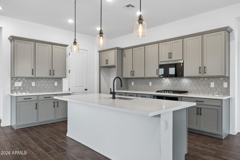 10)KITCHEN