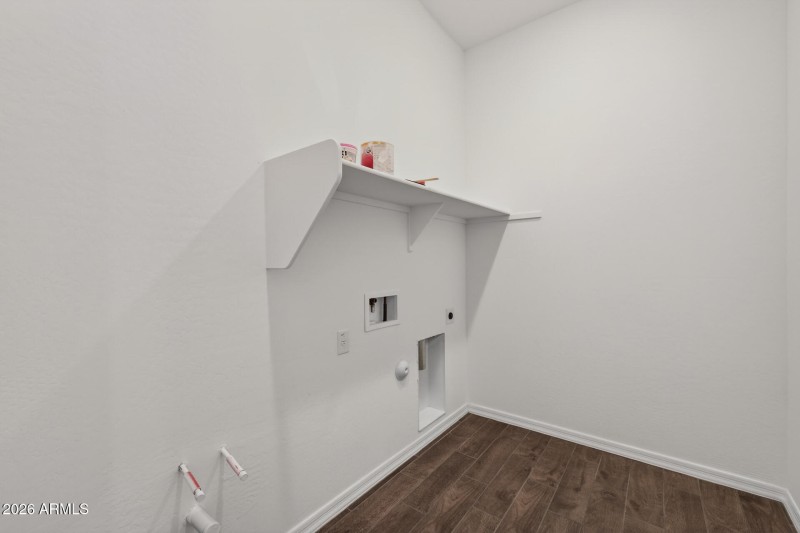 28)LAUNDRY ROOM
