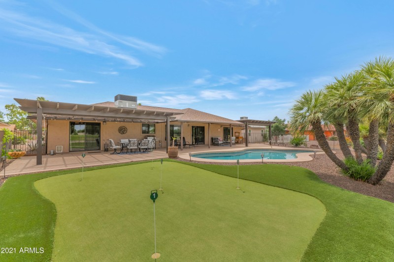 PRIVATE PUTTING GREEN