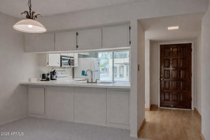 KITCHEN / ENTRY WAY