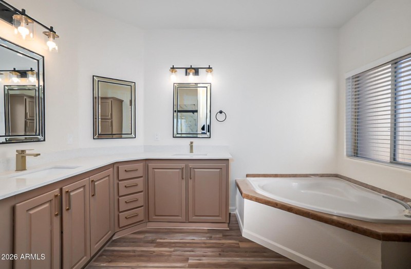 Dual Vanity Bath With Soaking Tub