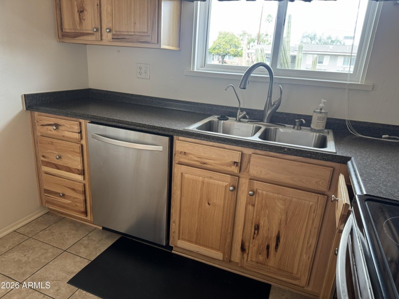 Kitchen/Diswasher/Sink