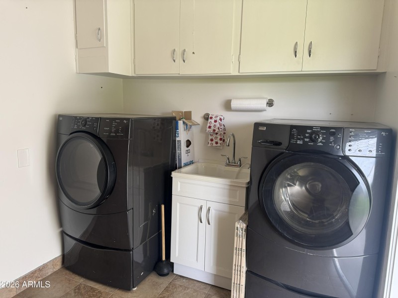 Laundry-Washer/Dryer
