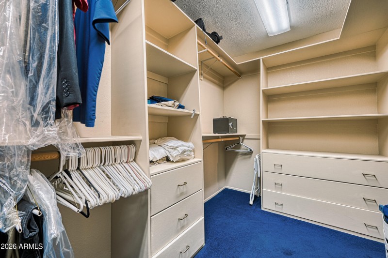 CUSTOM CLOSETS
