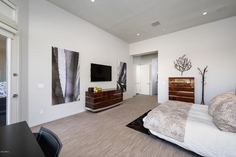 Soaring Ceilings- Large Master Suite