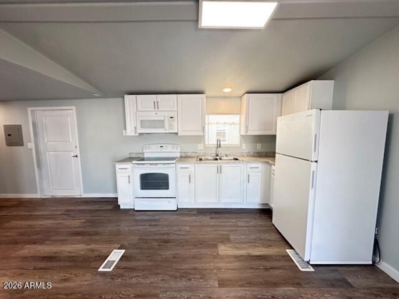 Kitchen:Front
