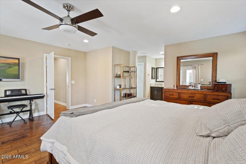 17-Master Bedroom