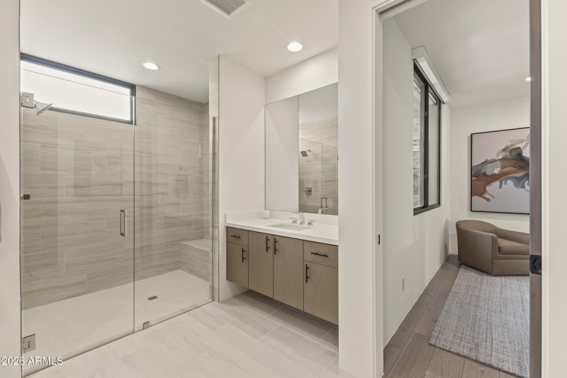 Suite 2/3 bathroom