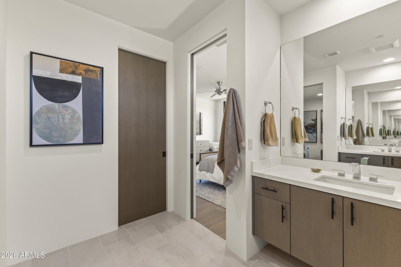 Suite 2/3 bathroom