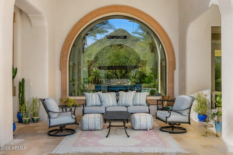 40outdoor patio lounge