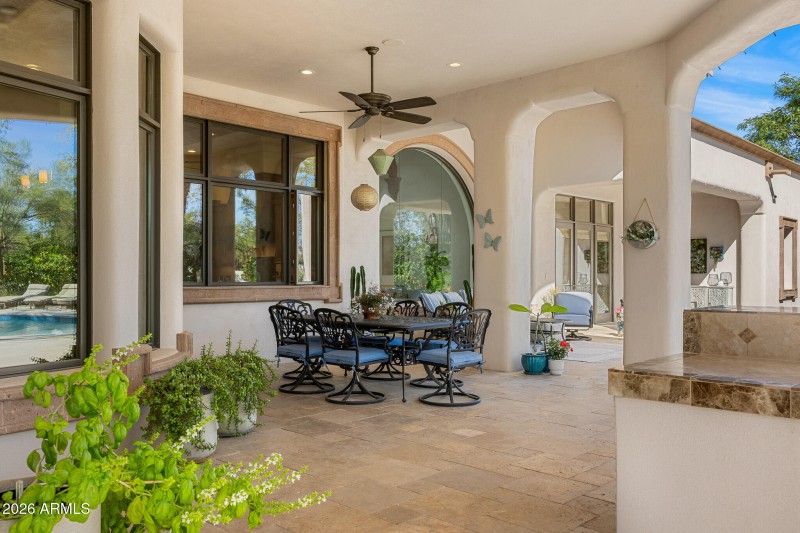 41outdoor dining