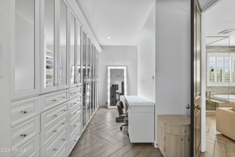 Expanive custom closet