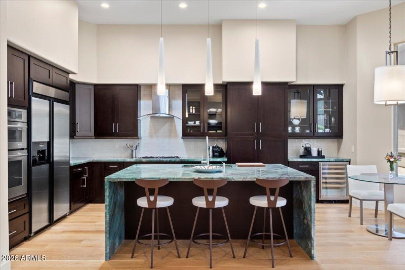 Kitchen w_ Breakfast Bar