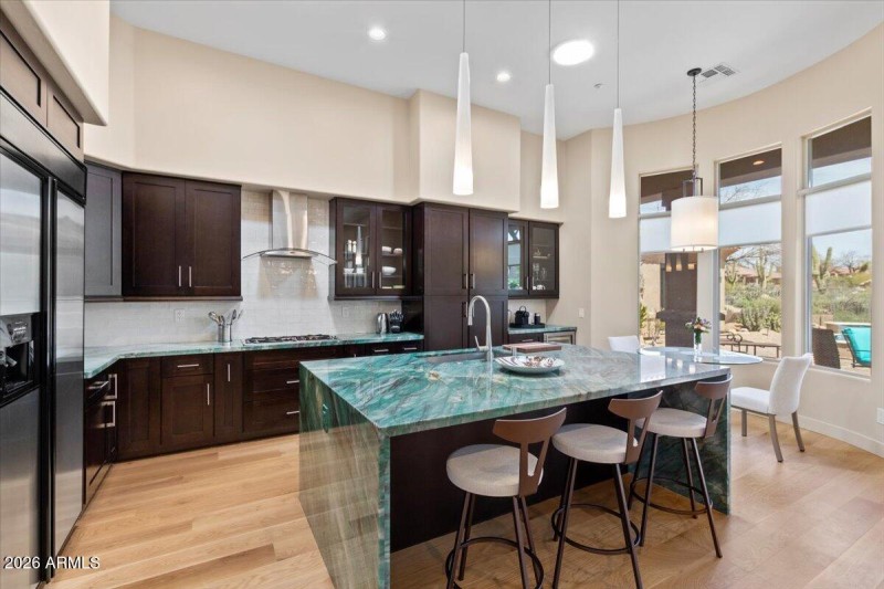 Kitchen w_ Breakfast Bar