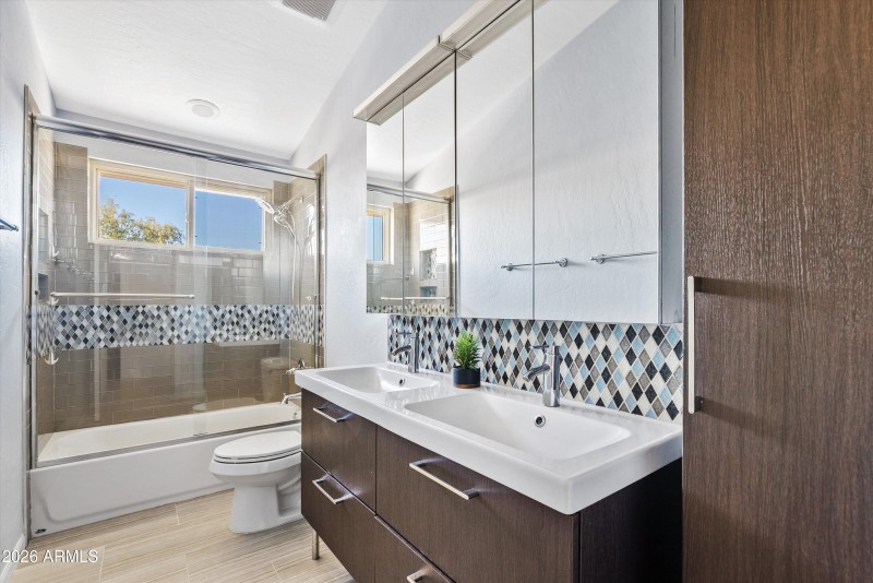 Upstairs guest bath
