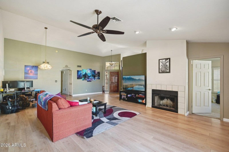 9-web-or-mls-W Comstock Dr-S0803-009