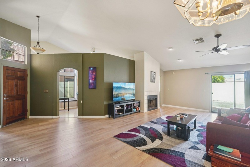 10-web-or-mls-W Comstock Dr-S0803-010