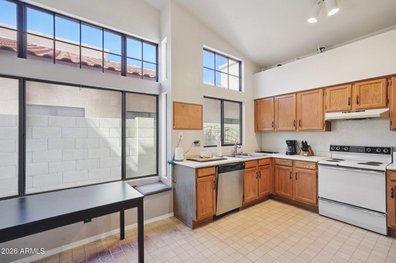 11-web-or-mls-W Comstock Dr-S0803-011