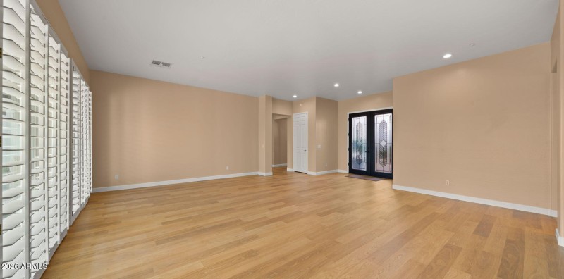 11-web-or-mls-Family Room1