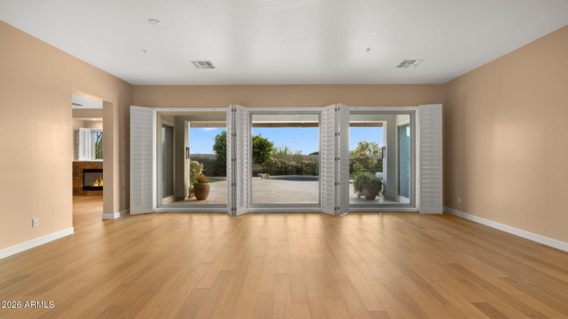 12-web-or-mls-Family Room2