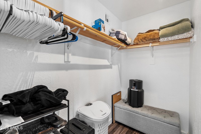 19-Walk-in Closet