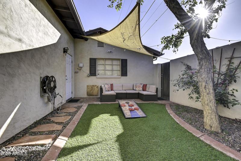 1027 W 19th St (51)