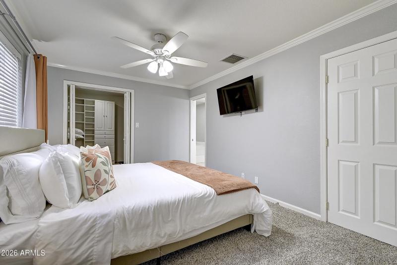 1027 W 19th St (33)