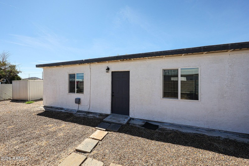 B (21) Exterior