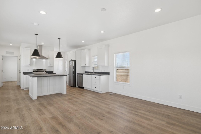 9-web-or-mls-50044-w-century-rd