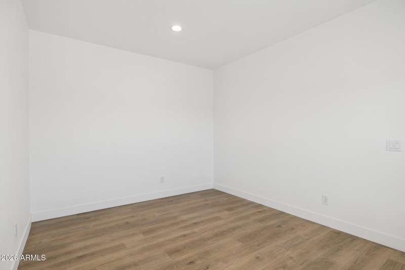 18-web-or-mls-50044-w-century-rd