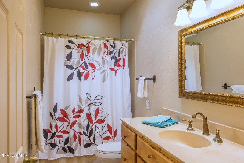 Guest bath with tub/shower